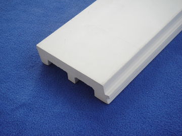Tablero que bordea plástico blanco decorativo, rodapiés resistentes a la polilla del PVC 126m m * 32m m